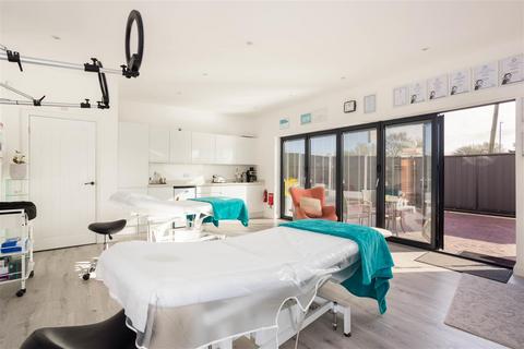 2 Broadway, Leeds, LS15 0LX