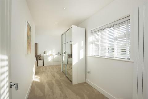 2 Broadway, Leeds, LS15 0LX