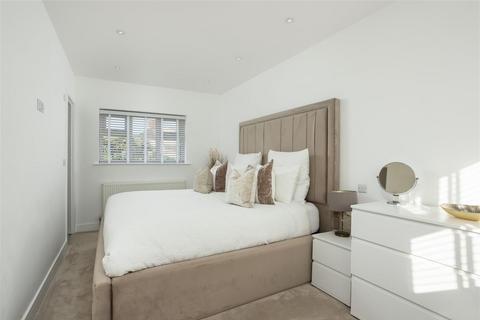 2 Broadway, Leeds, LS15 0LX