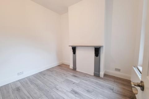 2 bedroom apartment to rent, Dingwall Road, London SW18