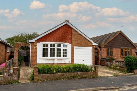 2 bedroom detached bungalow to rent, Tournerbury Lane, Hayling Island PO11