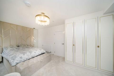 1 bedroom flat for sale, Lakeside Drive, London NW10