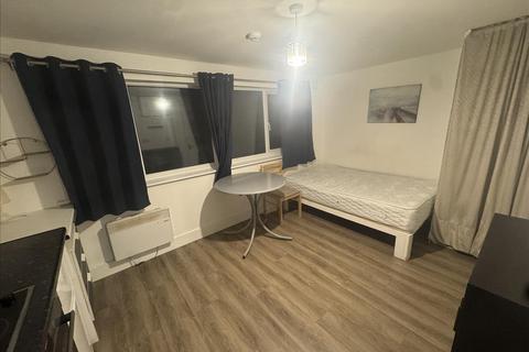 Studio to rent, Station Road , London , NW4