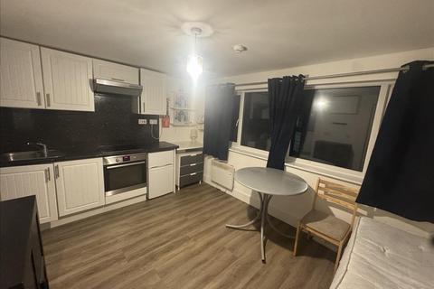 Studio to rent, Station Road , London , NW4