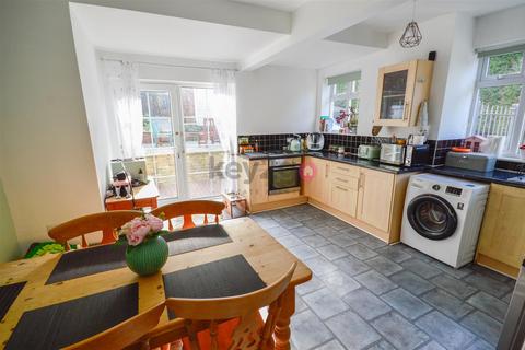 3 bedroom semi-detached house to rent, Gleadless Bank, Sheffield