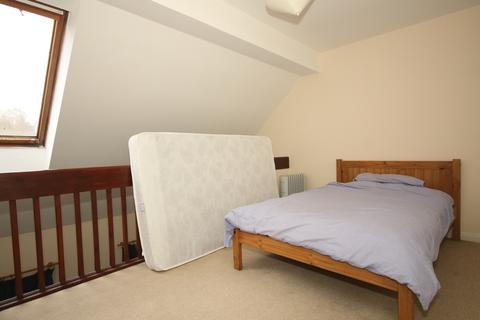 2 bedroom flat to rent, Woking GU21