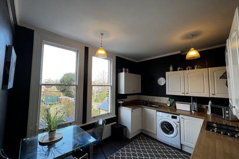 2 bedroom flat to rent, Crescent Road, Beckenham BR3