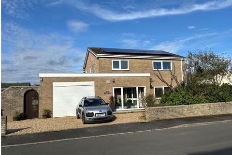 4 bedroom detached house for sale, Faenol Isaf, Tywyn LL36