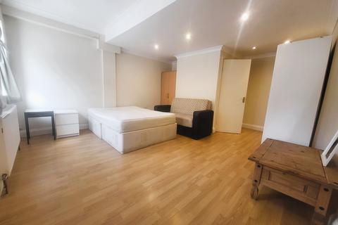 Studio to rent, Garratt Lane, London SW18