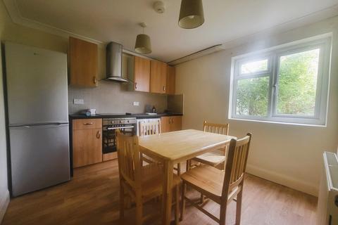 Studio to rent, Garratt Lane, London SW18