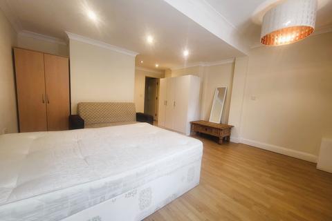 Studio to rent, Garratt Lane, London SW18