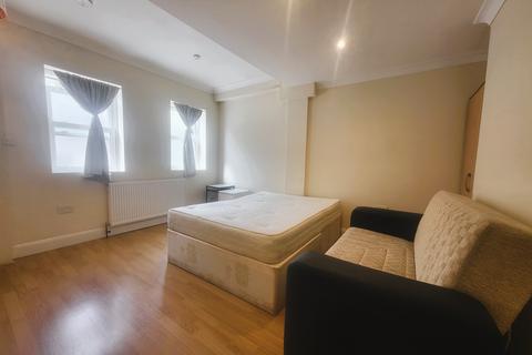 Studio to rent, Garratt Lane, London SW18