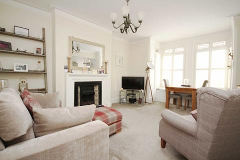 2 bedroom flat to rent, Oxford Road, Teddington TW11