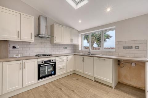 8 Silvertown Avenue, Stanford-le-hope, SS17 7BT