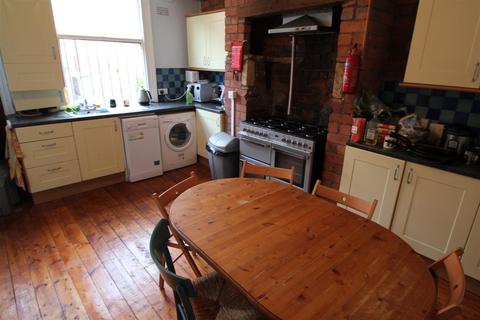 5 bedroom terraced house to rent, Hessle Avenue, Hyde Park, Leeds, LS6 1EF