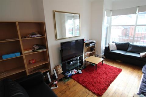 5 bedroom terraced house to rent, Hessle Avenue, Hyde Park, Leeds, LS6 1EF