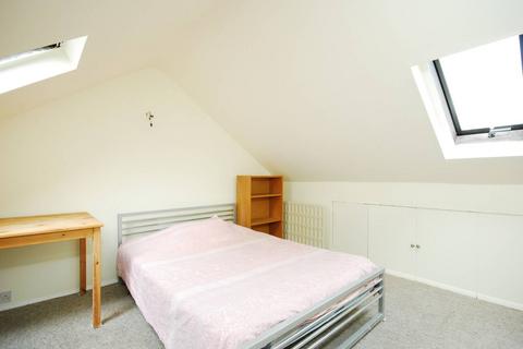 3 bedroom terraced house to rent, Coniston Close, Grove Park, London, W4