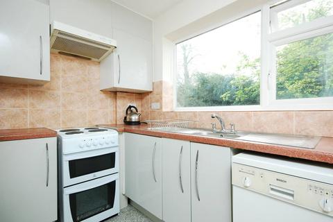 3 bedroom terraced house to rent, Coniston Close, Grove Park, London, W4