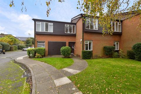 2 bedroom flat for sale, Hesketh Close, Cranleigh, Surrey