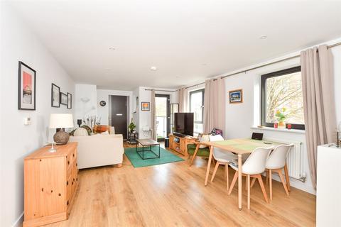 2 bedroom flat for sale, Station Close, Horsham, West Sussex