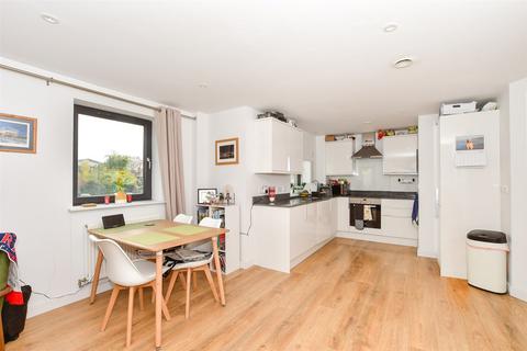 2 bedroom flat for sale, Station Close, Horsham, West Sussex