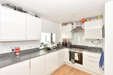 2 bedroom flat for sale, Station Close, Horsham, West Sussex