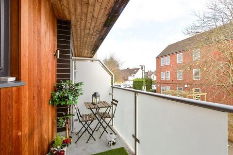 2 bedroom flat for sale, Station Close, Horsham, West Sussex