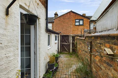 3 bedroom terraced house to rent, Maitland Street, Bedford - Town Center