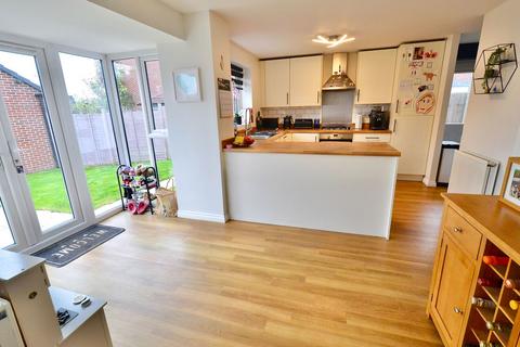 4 bedroom detached house for sale, Codling Road Evesham WR11 3JE