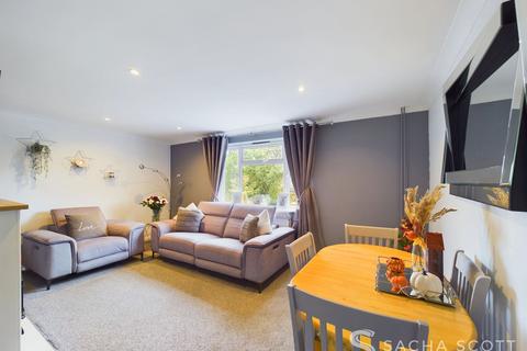 2 bedroom flat for sale, Eastgate, Banstead, SM7