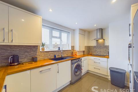 2 bedroom flat for sale, Eastgate, Banstead, SM7