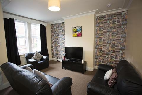 4 bedroom terraced house to rent, Mayville Place, Hyde Park, Leeds, LS6 1NE