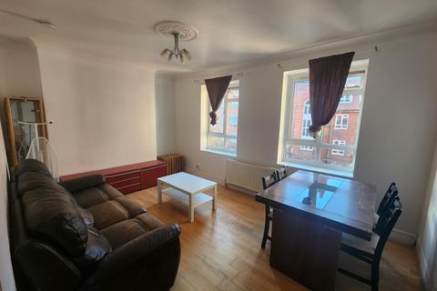 3 bedroom apartment to rent, Whites Square, Clapham