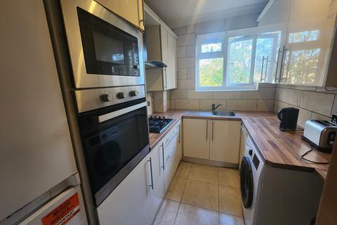 3 bedroom apartment to rent, Whites Square, Clapham