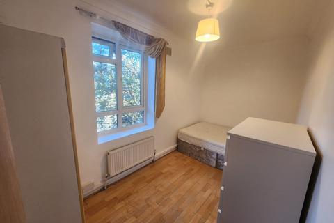 3 bedroom apartment to rent, Whites Square, Clapham