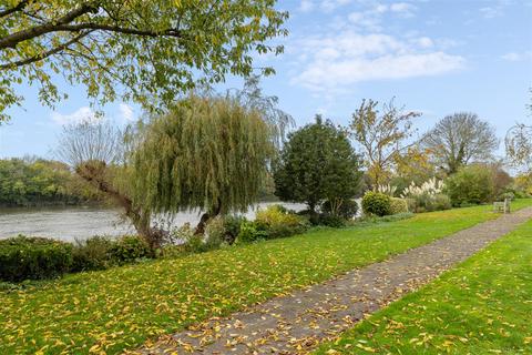 3 bedroom flat for sale, Thames Village, Hartington Road, W4