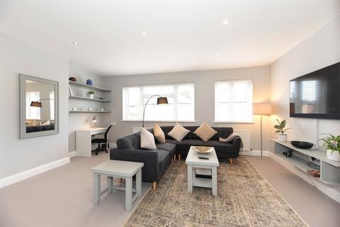 3 bedroom flat to rent, New Broadway, Hampton Hill, Hampton, TW12