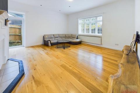 3 bedroom flat to rent, Mount Park Avenue, Harrow on the Hill