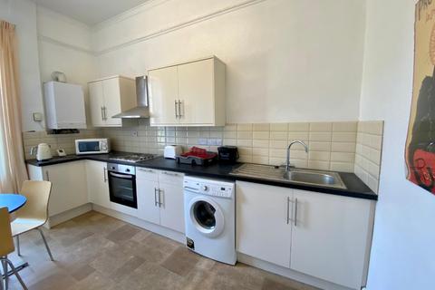 3 bedroom flat to rent, Park Street