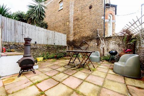 3 bedroom flat for sale, Brixton Water Lane, London SW2