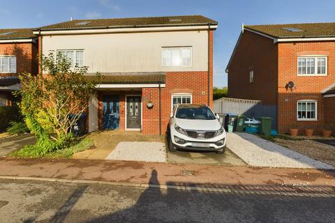 4 bedroom semi-detached house for sale, Oatridge Gardens, Hemel Hempstead