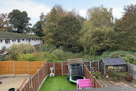 8 Busdens Way, Milford, Godalming, GU8 5JP