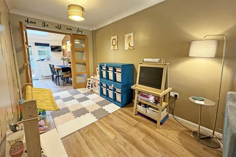 8 Busdens Way, Milford, Godalming, GU8 5JP