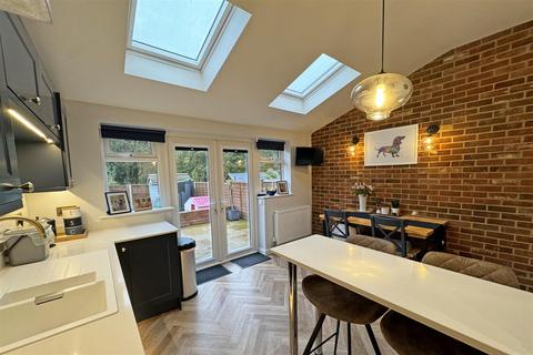 8 Busdens Way, Milford, Godalming, GU8 5JP