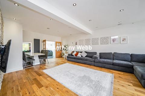 4 bedroom end of terrace house for sale, The Larches, Palmers Green, N13