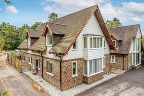 4 bedroom detached house to rent, Furzefield Road, East Grinstead, RH19