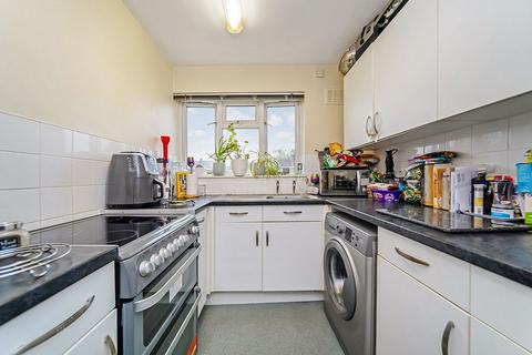 2 bedroom flat for sale, Thatches Grove, Romford RM6