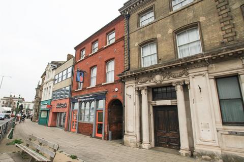 Studio to rent, Star & Garter House, Hall Quay. NR30 1HS