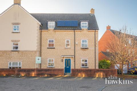 9 Dior Drive, Royal Wootton Bassett, Swindon, SN4 7FQ