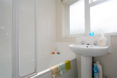 2 bedroom terraced house to rent, Stuart Way, Staines-upon-Thames, TW18